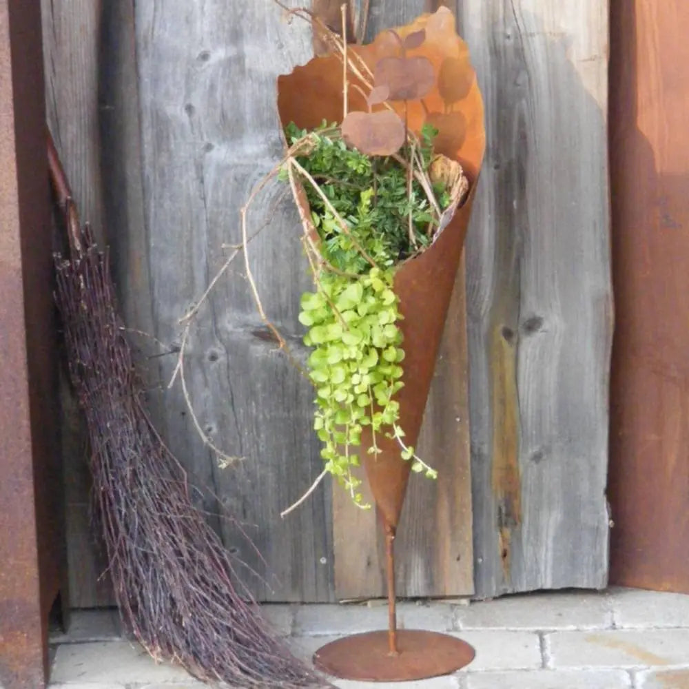 Edelrost Pflanztüte auf Stab mit Bodenplatte – Vintage 69/83 cm - Pille Gartenwelt
