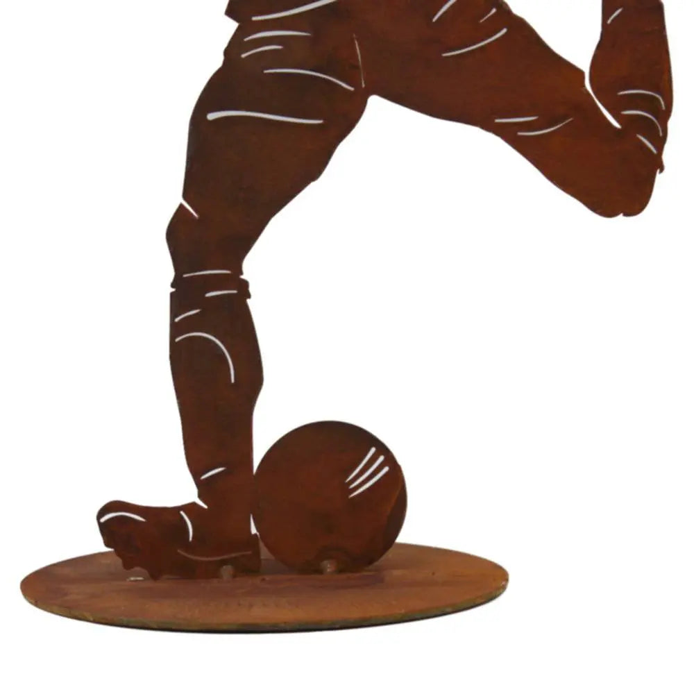Edelrost Fußballer Figur mit Ball – Rost Deko Geschenk & Trophäe - Pille Gartenwelt
