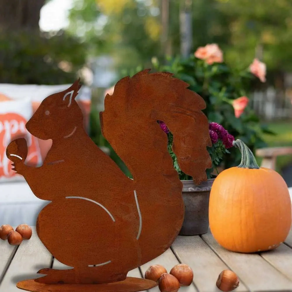 Edelrost Eichhörnchen Figur mit Nuss – Metall Deko 32 cm mit Platte | Herbst Deko - Pille Gartenwelt