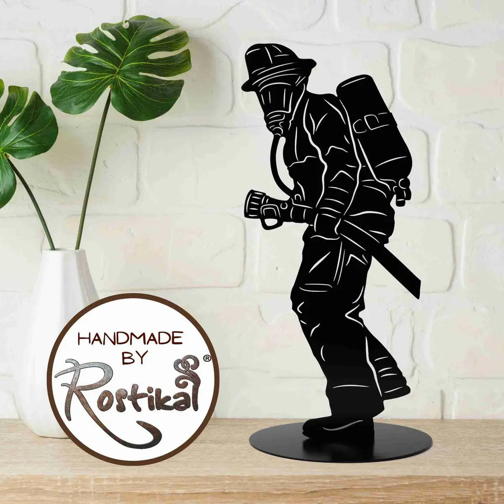 Feuerwehrmann Figur schwarz matt – Metall Skulptur 20/40 cm mit Bodenplatte - Pille Gartenwelt