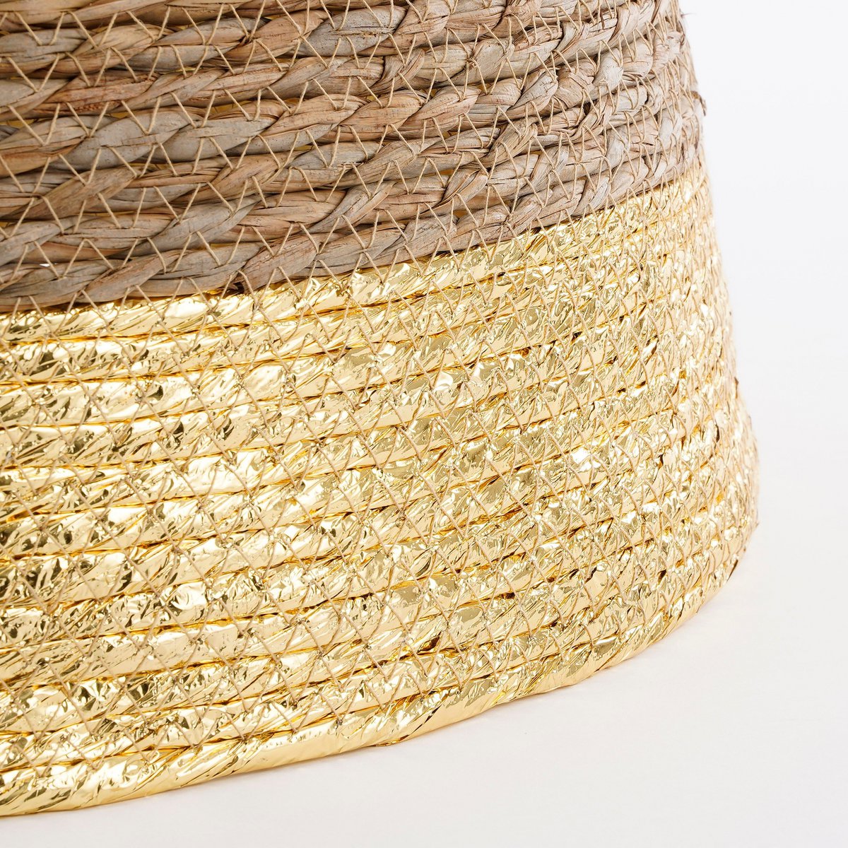 Detailansicht goldene Kante am Seegras-Weihnachtsbaumrock