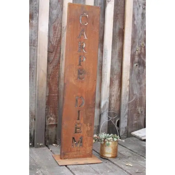 Edelrost Deko Ständer „CARPE DIEM“ mit Bodenplatte – 71/100 cm - Pille Gartenwelt