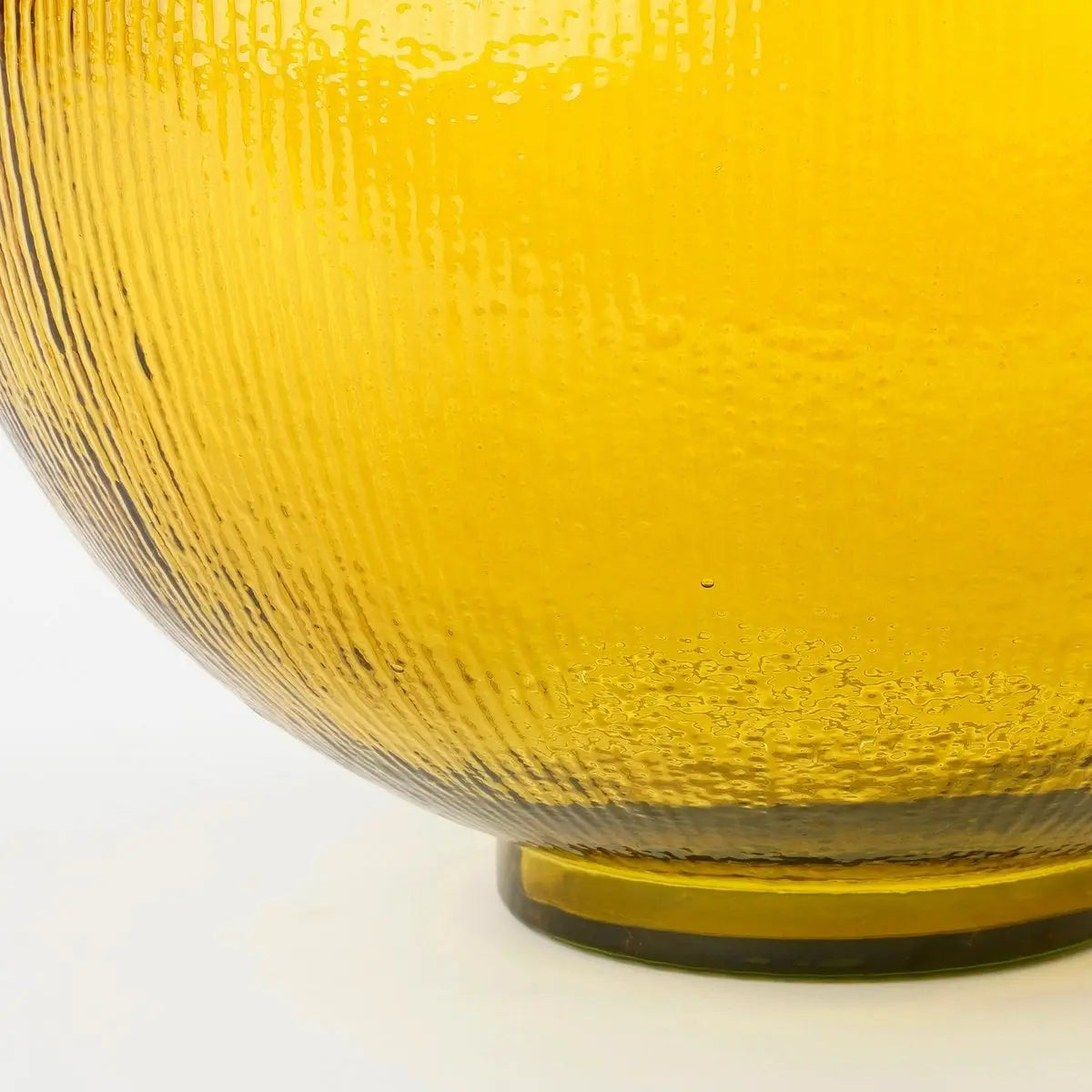 Reliefmuster der Firenza Vase aus Recyclingglas – Detailaufnahme