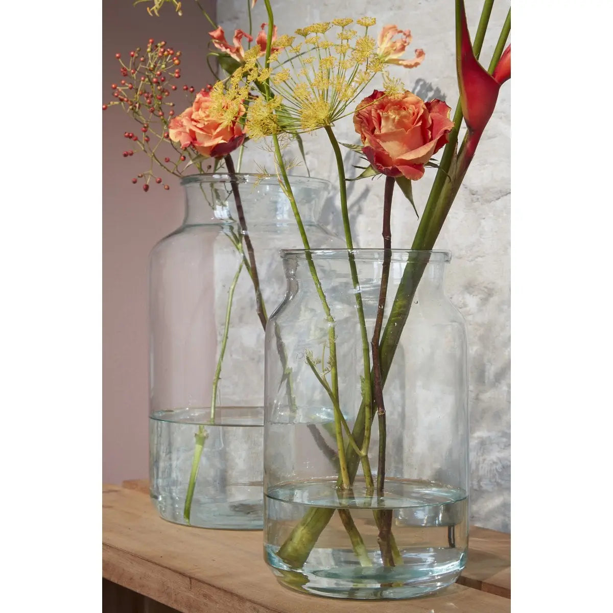 Transparente Vienne Vase mit dekorativer Füllung aus Zweigen und Trockenblumen
